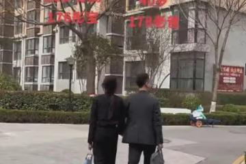 40歲的爸爸牽著12歲的女兒，爸爸178，女兒176，媽媽：老母親羨慕