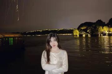 19歲極品尤物時尚穿搭：綠意盎然間的清新女神 白色套裝演繹自然優雅風尚