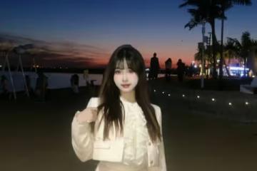19歲極品尤物時尚穿搭：白色外套搭配短裙 簡約不失優雅