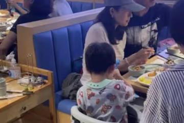 汪峰一家旅遊拼桌吃火鍋！章子怡臉自然下垂，跟普通婦女無異！