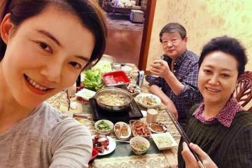 車曉曬全家福！68歲爸爸滿頭白髮還一身正氣，媽媽就是普通村婦！