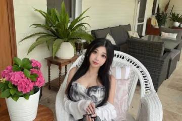 你根本頂不住！19歲極品尤物時尚穿搭：墨灰色抹胸連衣裙 優雅又迷人