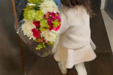 恭喜！42歲陳法拉二胎得子，女兒捧花送給媽媽，一家四口曬幸福照