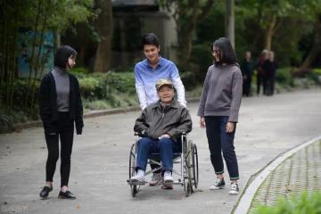 為什麼不建議子女長期照顧生病老人?過來人的經歷,是最好的警示