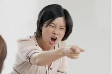 我去上班，鄰居堵在門口讓我捎她一程，我假裝沒聽見開車就跑