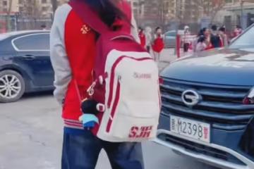 6年級女兒身高176，和身高178的爸爸手牽手走在一起，像極了情侶