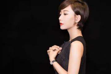 王珞丹家庭合照，與媽媽似姐妹花，一家四口都是高顏值