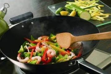 帶女友回家吃飯,我千叮嚀萬囑咐,誰知我媽一個套路就拆散我們