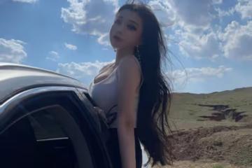 真乃尤物！19歲少女戶外時尚穿搭：白色弔帶背心 凸顯曼妙身材