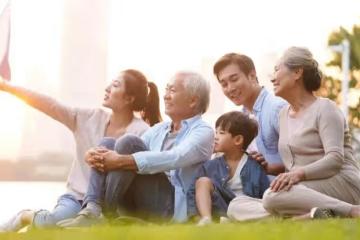 我每月薪水有8萬！兩邊老人都給孝親費「給岳母是4000元」　老婆本來很開心「但知道我給父母的金額後」大罵我：不公平…