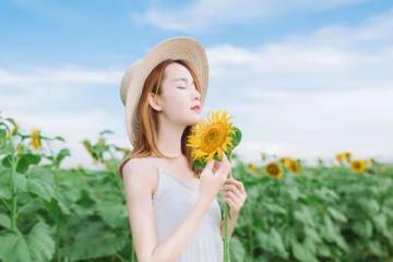 老公公司最近來了個女新人，一天到晚黏著他，還一起過夜… 某晚，老公收到女孩傳的訊息：「我懷孕了，你娶我！」當下我沒生氣「只回了4句話」，成...