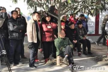 發小考上大學沒錢讀，我偷塞給他1000塊，如今他卻這樣報答我