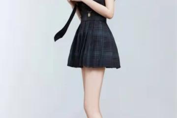 少女火辣穿搭!黑色格子裙+白色上衣,性感又誘惑,美到讓人窒息!