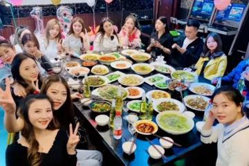30位同學參加聚會，一晚上花9萬塊，組織者說：以後就不要來往了