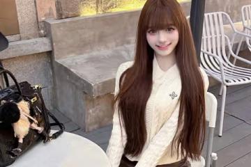 19歲極品尤物少女街拍穿搭：米色針織衫親膚透氣又迷人