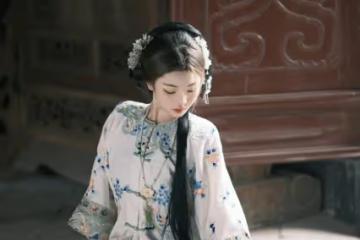 19歲極品尤物演繹古典漢服之美：猶如水墨畫一樣