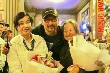 劉曉慶終於想通不裝嫩！後台合影連素顏都不修圖，生圖跟奶奶無異