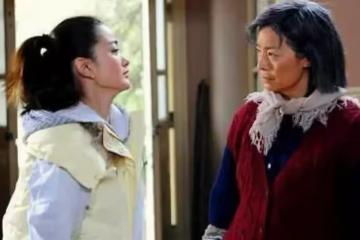 丈夫回家見母親打地鋪,當場給妻子一巴掌,這時臥室走出來一人