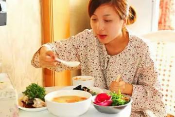 兒媳坐月子給娃煮碗餃子,婆婆大哭要求離婚,丈夫:你要學著感恩