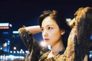 兒子結婚母親給了50萬存款,兒子取錢買房時,看到餘額癱軟在地