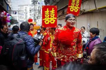沒有6萬下車費不嫁」新娘等半天沒人開門，去宴會發現換了新娘