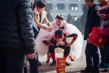 給不出6萬開門錢新郎半道折回,新娘追出大門:你真的不娶了