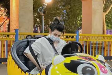 王源遊樂園「上班營業照」GET，「小揪揪」太可愛，少年感好強