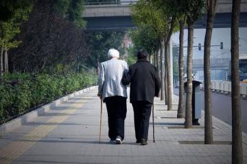 奉勸已退休的老年人，放下固執的思想吧，別自己遭罪還折騰子女