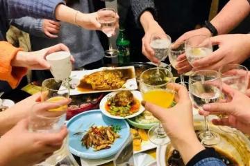 老員工退休後參聚餐，新領導故意拿他「開涮」，氣得他直接拍桌子