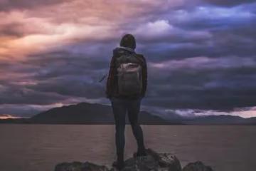 真正的聰明人,到了中年,都在過「低配的生活」