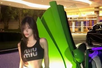 178cm 36D極品尤物時尚穿搭：黑色背心搭配白色長褲 性感又氣質迷人