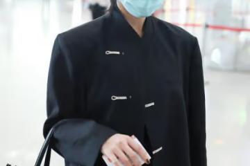 張馨予偏愛「中國風」，小立領外套個性時髦，盤扣設計真別致