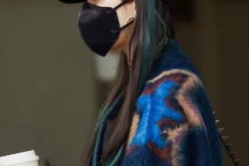 楊冪是要走「叛逆路線」?綠色挑染個性又前衛,玩下衣失蹤秀美腿