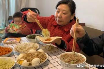 在兒子家晚飯多吃個饅頭，兒媳就沖我擺臉色，我要回退休金回老家