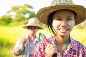 留守婦女經常讓單身大叔幫忙，引來各種非議，老公：把小人當朋友