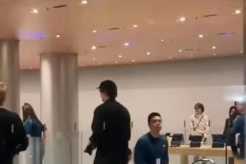 鬧大了!上海蘋果靜安店門口,大媽指著果粉們破口大罵:崇洋媚外