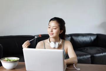 情感故事：與女經理去度假區會客，卻在泳游館與她度過難忘一天