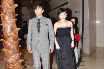 鄧超在老婆孫儷的身邊像個大男孩，手挽孫儷，笑得好幸福