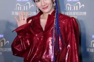 黃奕穿白色有點hold不住，顯得臉色有點黃，還好氣質能壓住