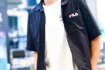 黃景瑜氣場太足，穿白T搭黑色短襯衫，手臂青筋暴起男子氣概爆棚