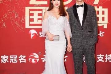 陳紫函與小10歲老公同台秀恩愛，穿白裙大秀事業線，這身材真驚了