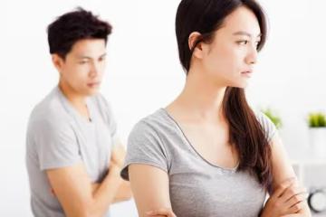 結婚三年拒不生娃，妻子要詩和遠方，丈夫：有7套房，不生就離婚