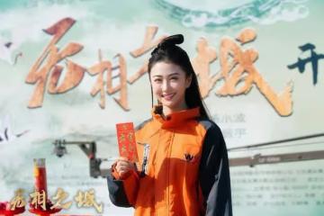 應屆落選港姐受力捧,頂替人氣小花做主持,曾被封「理大吳千語」
