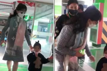 68歲趙雅芝近況曝光，助理在旁攙扶走路，穿短裙露美腿不怕凍，與小朋友親切互動，低頭看著孩子「生怕摔倒」，畫面「溫馨有愛」