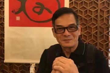 反差萌!67歲香港老戲骨李國麟內地登台獻唱,頭戴兔耳朵畫風可愛