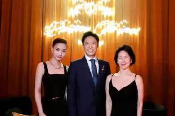 何超蓮何超瓊又同框啦，姐妹相差29歲，何超瓊越看越年輕