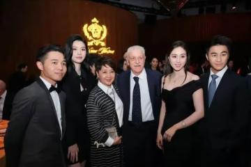 一張大合照看出賭王家族地位，何超瓊四太都要讓位，站C位的是她