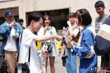 Z世代藝人快閃台北！naenan「活動前驚喜現身送水」樂壞粉：真的太可愛