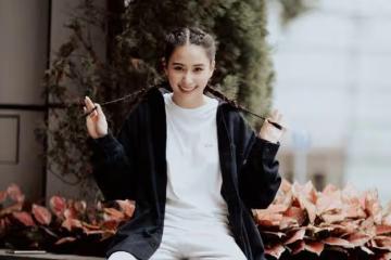 賭王女兒何超蓮深夜曬照,霍啟山意外搶鏡,網友:豪門氣質太養眼