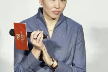 郎平的女兒長得挺英氣的,穿一身襯衫配白褲子,眼神中帶著犀利